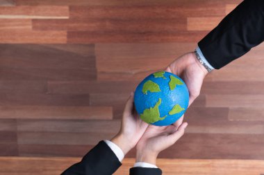 Üst düzey iş adamları, Dünya 'yı kurtarmak için CO2 salınımını azaltmak suretiyle çevresel koruma için ekolojik düzenlemeden yararlanmak amacıyla sinerjide bir arada tutuyorlar. Antika