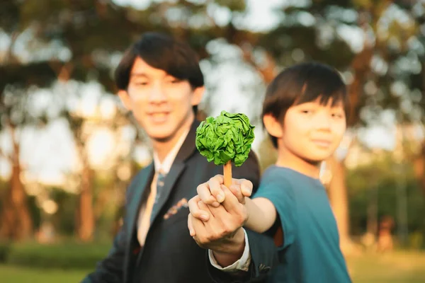 Azjatycki Chłopiec Biznesmen Trzymający Papierowe Drzewo Razem Jako Koncepcję Dnia — Zdjęcie stockowe