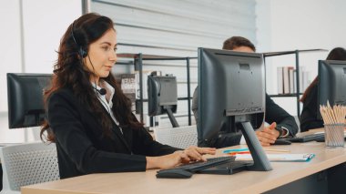 Ofiste çalışan kulaklık takan işadamları uzak müşteri ya da meslektaşlarını desteklemek için çalışıyorlar. Çağrı merkezi, tele pazarlama, müşteri destek acentesi telefon görüşmesinde hizmet sağlıyor. Jivy