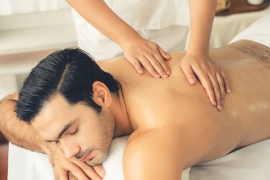 Kafkas erkek müşteri stres önleyici spa masajının keyfini çıkarıyor ve lüks otel veya oteldeki gündüz açık hava ortamında güzellik derisi eğlencesi ile şımartıyor. Sessiz.