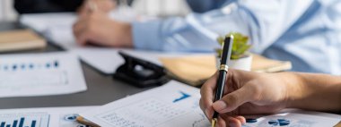 İş zekası ve veri analizi kavramı. İş stratejik planlamasının pazarlama göstergesi olarak kağıt üzerinde finansal veri analizi üzerinde çalışan bir grup analist. İçgörü