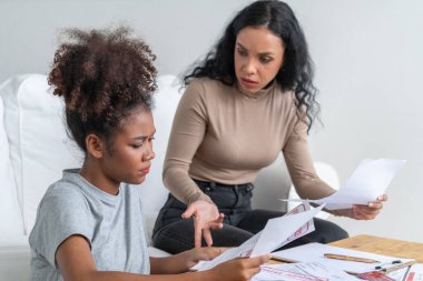 Stresli Afrikalı Amerikalı kadınların kredi kartı borçlarıyla ilgili mali sorunları var. Kötü kişisel para ve ipotek yönetimi krizi kavramını çok önemli ölçüde karşılıyorlar..