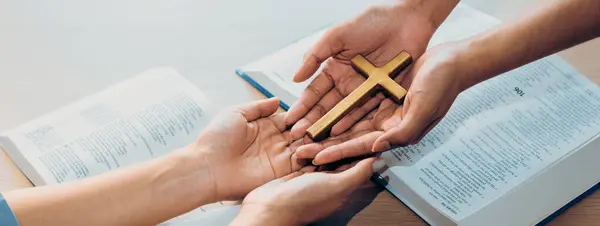 Крупным Планом Женщины Молятся Доставить Священную Библейскую Книгу Святой Крест — стоковое фото