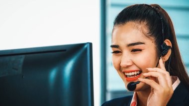 Ofiste çalışan kulaklık takan işadamları uzak müşteri ya da meslektaşlarını desteklemek için çalışıyorlar. Çağrı merkezi, tele pazarlama, müşteri destek acentesi telefon görüşmesinde hizmet sağlıyor. Jivy