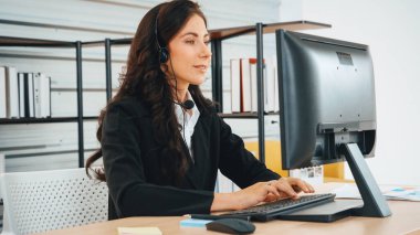 Ofiste çalışan kulaklık takan işadamları uzak müşteri ya da meslektaşlarını desteklemek için çalışıyorlar. Çağrı merkezi, tele pazarlama, müşteri destek acentesi telefon görüşmesinde hizmet sağlıyor. Jivy