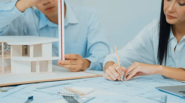 Ingeniero Profesional Mide Modelo Casa Mientras Que Diseñador Experto Escribe — Foto de Stock