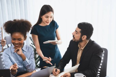 Mutlu iş adamları birlikte çalışır, şirket ofisinde tartışırlar. Profesyonel ve çeşitlilik takım çalışması iş planını bilgisayarda tartışır. Modern çok kültürlü ofis çalışanı. Uyum