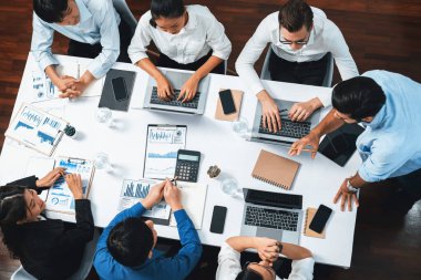 Üst düzey analist ekibi toplantı odasındaki mali verileri analiz etmek için BI Fintech 'i kullanıyor. İş anlayışı ve stratejik pazarlama planlaması için kağıt üzerinde analitik BI gösterge paneli. Tedbirli