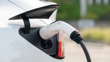 Kapalı EV elektrikli araba şarj bataryası şehrin ticari bölgesinde ya da alışveriş merkezinde. Sürdürülebilir ve çevre dostu seyahat için şarj edilebilir araç için alternatif enerji teknolojisi. Yararlı
