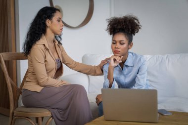 Travma sonrası stres bozukluğu olan üzgün bir kadın psikoloğu, depresyon ya da kalp yetmezliğinden sonra üzüntülü bir ruh sağlığı terapisi görüyor. Hayal kırıklığına uğramış genç bir kadın klinikteki duygular hakkında bir psikologla konuşuyor.