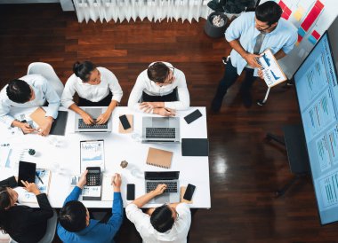 Üst düzey analist ekibi toplantı odasındaki mali verileri analiz etmek için BI Fintech 'i kullanıyor. İş anlayışı ve stratejik pazarlama planlaması için kağıt üzerinde analitik BI gösterge paneli. Tedbirli