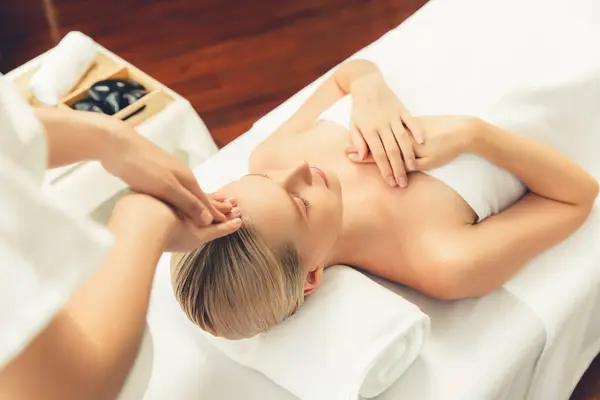 Donna Caucasica Godendo Rilassante Stress Massaggio Alla Testa Coccole Bellezza — Foto Stock