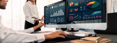 Analizci veri analizi ya da bilgisayar monitöründeki BI gösterge paneli üzerinde çalışıyor. Ticari pazarlama ve strateji planlaması için Fintech 'in şirket ofisindeki finansal verilerini analiz eden iş ekibi. Önde.