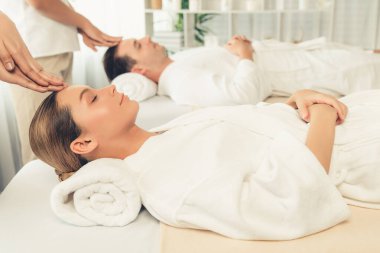 Kafkasyalı çift stres önleyici kafa masajının keyfini çıkarıyor ve lüks otellerde ya da otel spa salonlarında gündüz kaplıcalarında yüz güzelliği eğlencelerini şımartıyor. Sessiz.