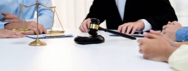 Arabuluculuk yapan avukat, iki taraf arasındaki iş anlaşmazlığını hukuk bürosundaki pazarlıkla çözmek için uzlaşmayı bozdu. Yasal arabuluculuk ve çatışma çözme servisi. Panorama Katı