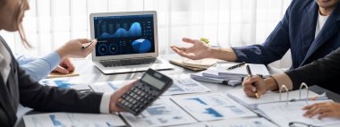 İş zekası ve veri analizi kavramı. Analizci ekibi laptop ekranında finansal veri analizi üzerinde çalışıyor. Etkili iş stratejik planlama için pazarlama göstergesi olarak. İçgörü