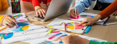 Şirket çalışanları birlikte çalışıyor, finansal veri raporları üzerine BI gösterge tablosunu analiz ediyor ve Panorama bayrağında ticari başarı için stratejik pazarlama planlıyor. Sinerjik