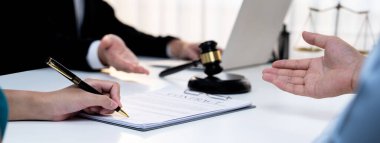 Çiftler boşanma davası açıyor ve ayrıldıktan sonra mülkleri bölüşmek için hukuk firmasından yardım istiyorlar. Anlaşma görüşmesinde avukatın yükümlülükler sözleşmesi yardımı. Panorama Katı