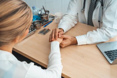 Profesyonel üniformalı doktor hastanedeki ya da klinikteki hastayı muayene ediyor. Sağlık, tıbbi ve doktor servis konsepti. Jivy