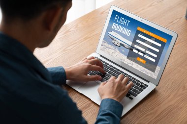 Online uçuş rezervasyon sitesi mod rezervasyon sistemi sağlar. Seyahat teknolojisi kavramı .