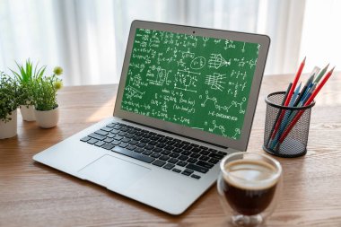 Bilgisayar ekranında bilim ve eğitim kavramını gösteren matematiksel denklemler ve modem formülü
