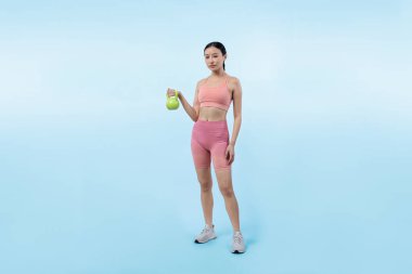 Dinç, enerjik bir kadın izole edilmiş arka planda ağırlık kaldırma egzersizi yapıyor. Genç atletik Asyalı kadın dayanıklılığı ve dayanıklılık eğitimi rutin vücut egzersizi..