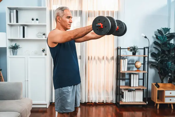 Atletische Sportieve Senior Man Die Zich Bezighouden Met Lichaamsbeweging Routine — Stockfoto