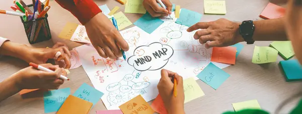 Grupo Inicialização Profissional Compartilha Ideia Marketing Criativo Usando Mapa Mental — Fotografia de Stock