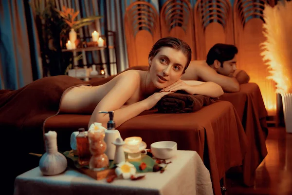 Paar Kunden Die Peeling Behandlung Luxus Wellness Salon Mit Wärme — Stockfoto