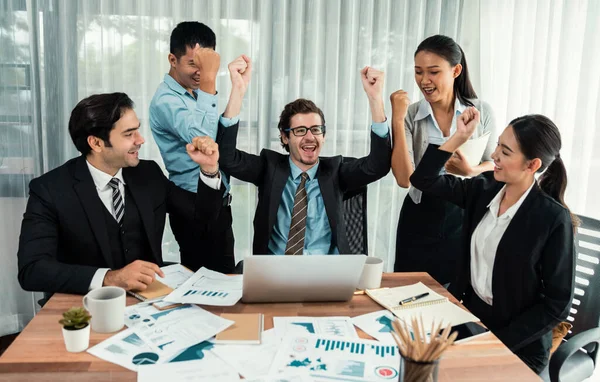 Grupo Empresarios Felices Gesto Celebración Exitoso Trabajo Equipo Eficiente Diverso — Foto de Stock