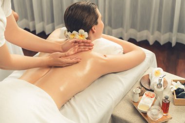 Kafkasyalı kadın müşteri stres önleyici spa masajının keyfini çıkarıyor ve lüks otel ya da oteldeki gündüz açık ortam güzellik salonunda güzellik teniyle eğleniyor. Sessiz.