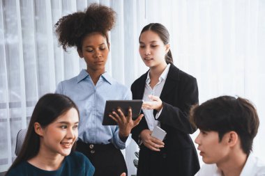 Mutlu iş adamları birlikte çalışır, şirket ofisinde tartışırlar. Profesyonel ve çeşitlilik takım çalışması iş planını bilgisayarda tartışır. Modern çok kültürlü ofis çalışanı. Uyum