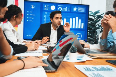 Finansal veri raporunu analiz eden çeşitli bir grup iş analisti. Mali veri analiz çizelgesi ve grafik paneli stratejik pazarlama planlama için toplantı odasında TV ekranında. Habiliment