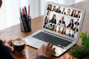 İş dünyasından iş adamlarının modern sanal grup toplantısı için video konferansındaki iş adamları