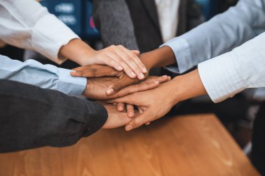 Çok ırklı ofis çalışanları el kitabı dayanışma, takım çalışması ve çeşitli toplumlara olan güveni gösteriyor. İş adamları iş dünyasının başarısı için sinerji ve el ele istifleme yoluyla bir araya gelirler. Uyum