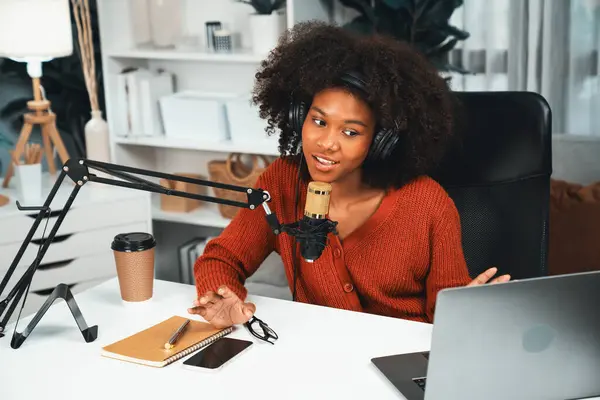 Host Channel Beautiful African Woman Talking Online Broadcast Teaching Marketing — Stock Photo, Image