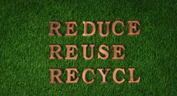 Campaña Sensibilización Ambiental Escaparate Arreglado Reciclar Mensaje Fondo Hierba Verde —  Fotos de Stock