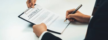 Şirket avukatının ya da hukuk bürosundaki avukat servisinin yardımıyla balyayla ilgili sözleşme imzalama belgesi. İşletme yatırımı ve yasal işlemlerin tamamlanması. Kurnaz.