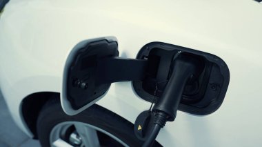 Ev şarj istasyonu, elektronik araç için sürdürülebilir, yenilenebilir enerji kaynağı, modern modern yaşam tarzı için evdeki EV arabaları sağlıyor. Çevre dostu melez elektro ve petrol aracı bataryası.