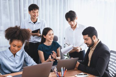 Mutlu iş adamları birlikte çalışır, şirket ofisinde tartışırlar. Profesyonel ve çeşitlilik takım çalışması iş planını bilgisayarda tartışır. Modern çok kültürlü ofis çalışanı. Uyum