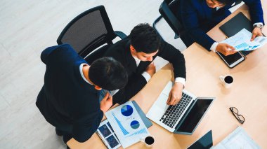 İş adamları grup toplantısı ofiste yukarıdan çekildi. İş kadınları, iş adamları ve ofis çalışanları toplantı masasında proje planlama belgeleriyle takım konferansında çalışıyorlar. Jivy