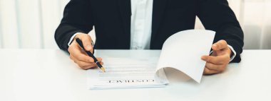 Şirket avukatının ya da hukuk bürosundaki avukat servisinin yardımıyla balyayla ilgili sözleşme imzalama belgesi. İşletme yatırımı ve yasal işlemlerin tamamlanması. Kurnaz.