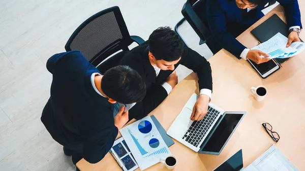 İş adamları grup toplantısı ofiste yukarıdan çekildi. İş kadınları, iş adamları ve ofis çalışanları toplantı masasında proje planlama belgeleriyle takım konferansında çalışıyorlar. Jivy
