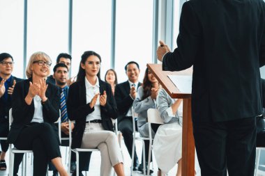 Bir grup iş adamı seminer konferansında toplanıyor. Seyirciler, çalışanların eğitim seanslarındaki eğitmenleri dinliyor. Uzman konuşmacı ile ofis çalışanları toplantısı. Jivy