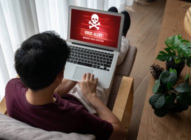 Bilgisayar ekranındaki virüs uyarısı mobil siber tehdit, hacker, bilgisayar virüsü ve kötü amaçlı yazılım tespit edildi