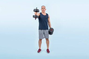 Vücut uzunluğundaki çekim aktif ve sportif son sınıf öğrencisi halter kaldırırken izole arka planda ağırlık çalışması yapıyor. Emekliler için sağlıklı aktif fizik ve vücut bakımı yaşam tarzı. Etki