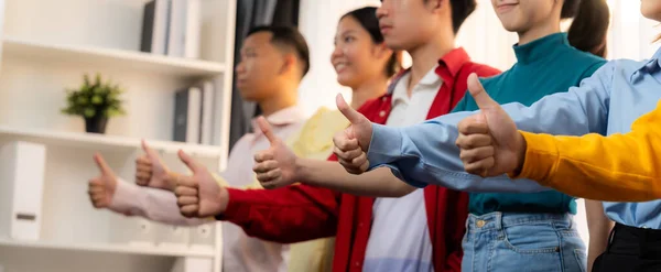 全景横幅年轻快乐的亚洲初创公司员工穿着五颜六色的休闲装排队象征着创造性地团队精神 人力资源代理招聘 协同增效 — 图库照片