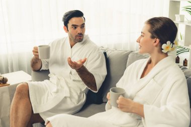 Güzellik ya da vücut bakımı güzellik salonu yaşam tarzı konsepti. Lüks otel kaplıcalarında ya da otel odasında, bornoz giyip rahatlayan bir çift. Tatil ve boş zaman rahatlığı. Sessiz.