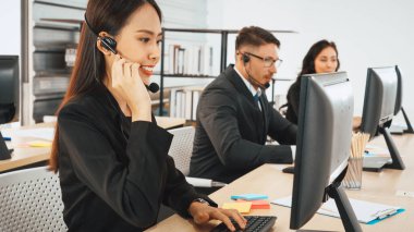 Ofiste çalışan kulaklık takan işadamları uzak müşteri ya da meslektaşlarını desteklemek için çalışıyorlar. Çağrı merkezi, tele pazarlama, müşteri destek acentesi telefon görüşmesinde hizmet sağlıyor. Jivy