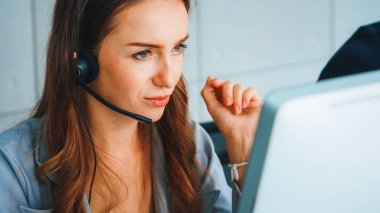 Ofiste çalışan kulaklık takan işadamları uzak müşteri ya da meslektaşlarını desteklemek için çalışıyorlar. Çağrı merkezi, tele pazarlama, müşteri destek acentesi telefon görüşmesinde hizmet sağlıyor. Jivy